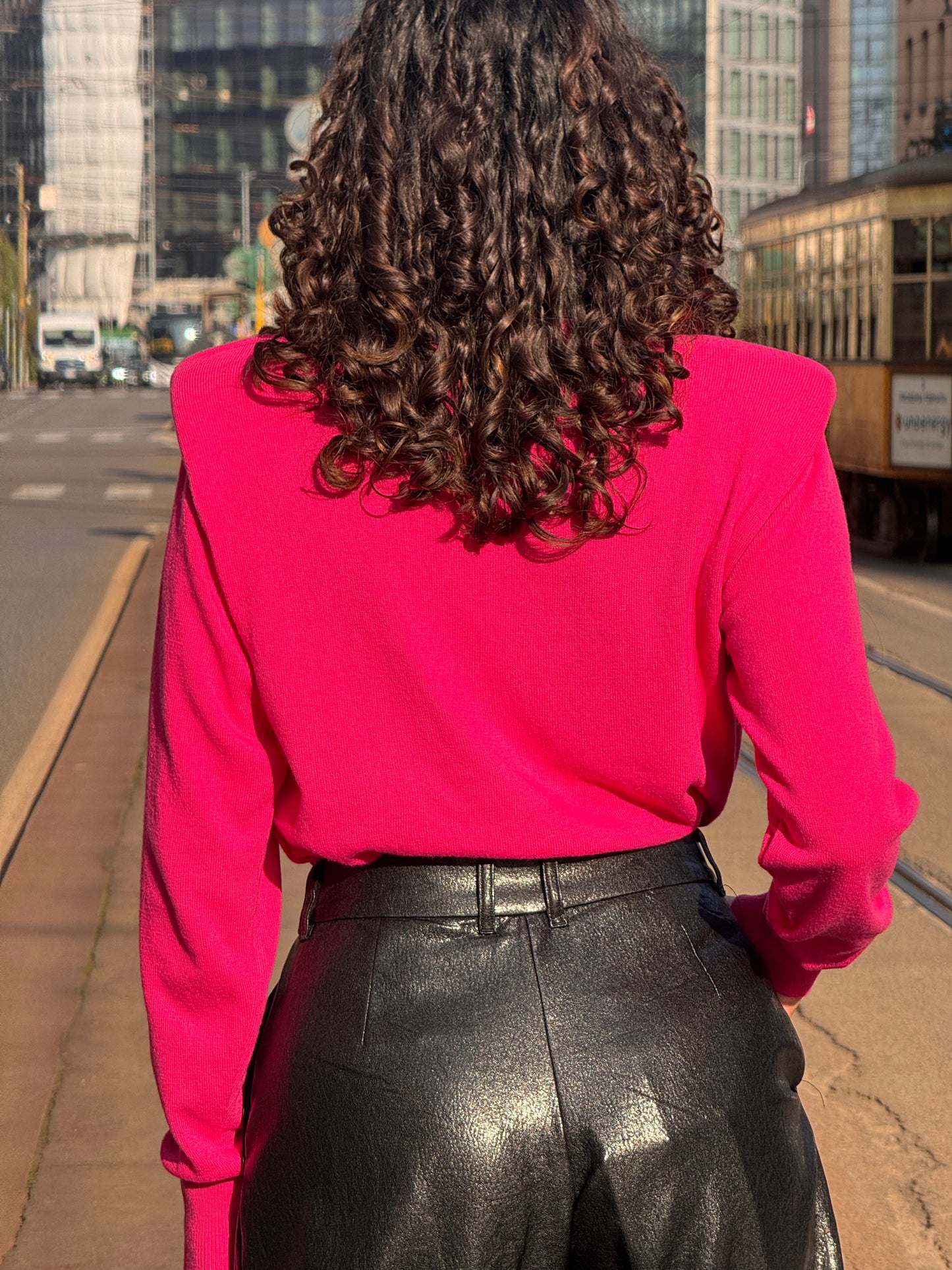Maglione con spalle imbottite