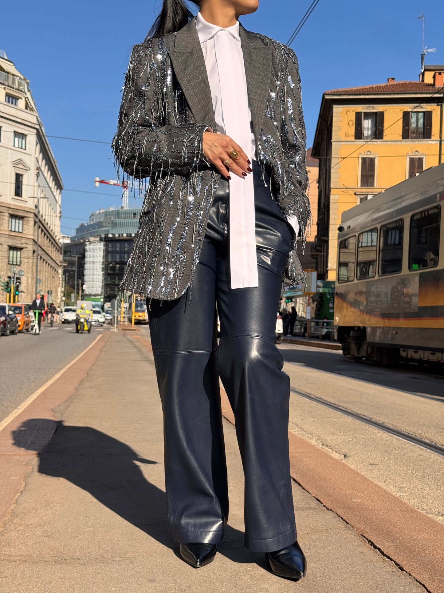 Blazer grigio con paillettes e frange