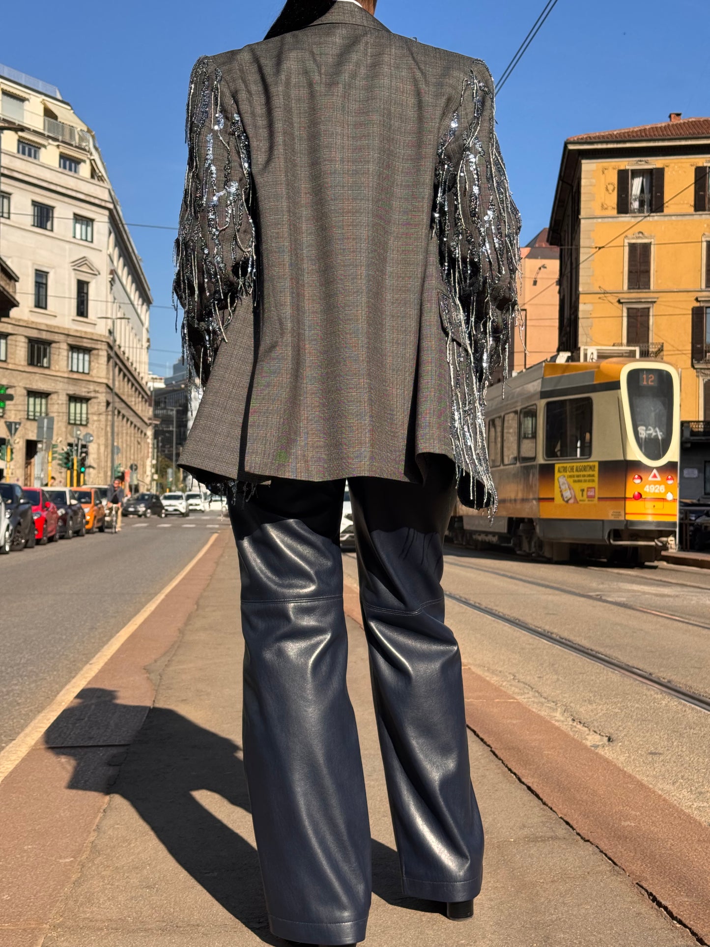 Blazer grigio con paillettes e frange