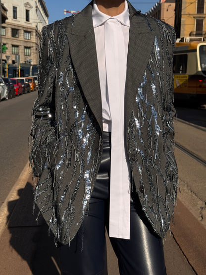 Blazer grigio con paillettes e frange