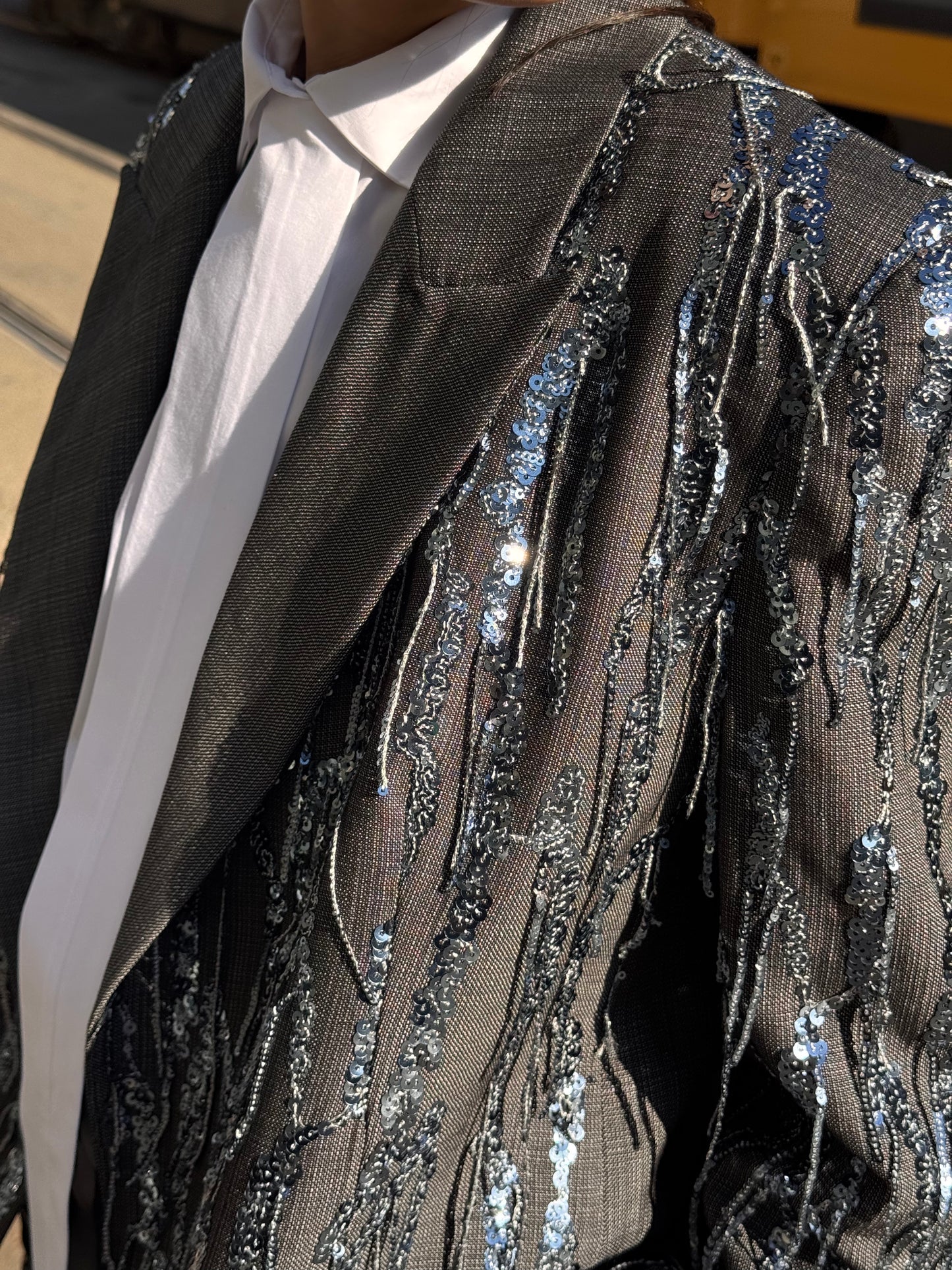 Blazer grigio con paillettes e frange