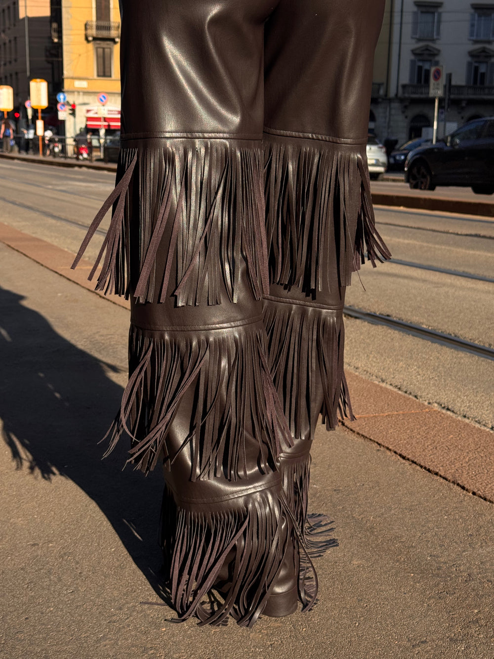 Pantalone in ecopelle con frange