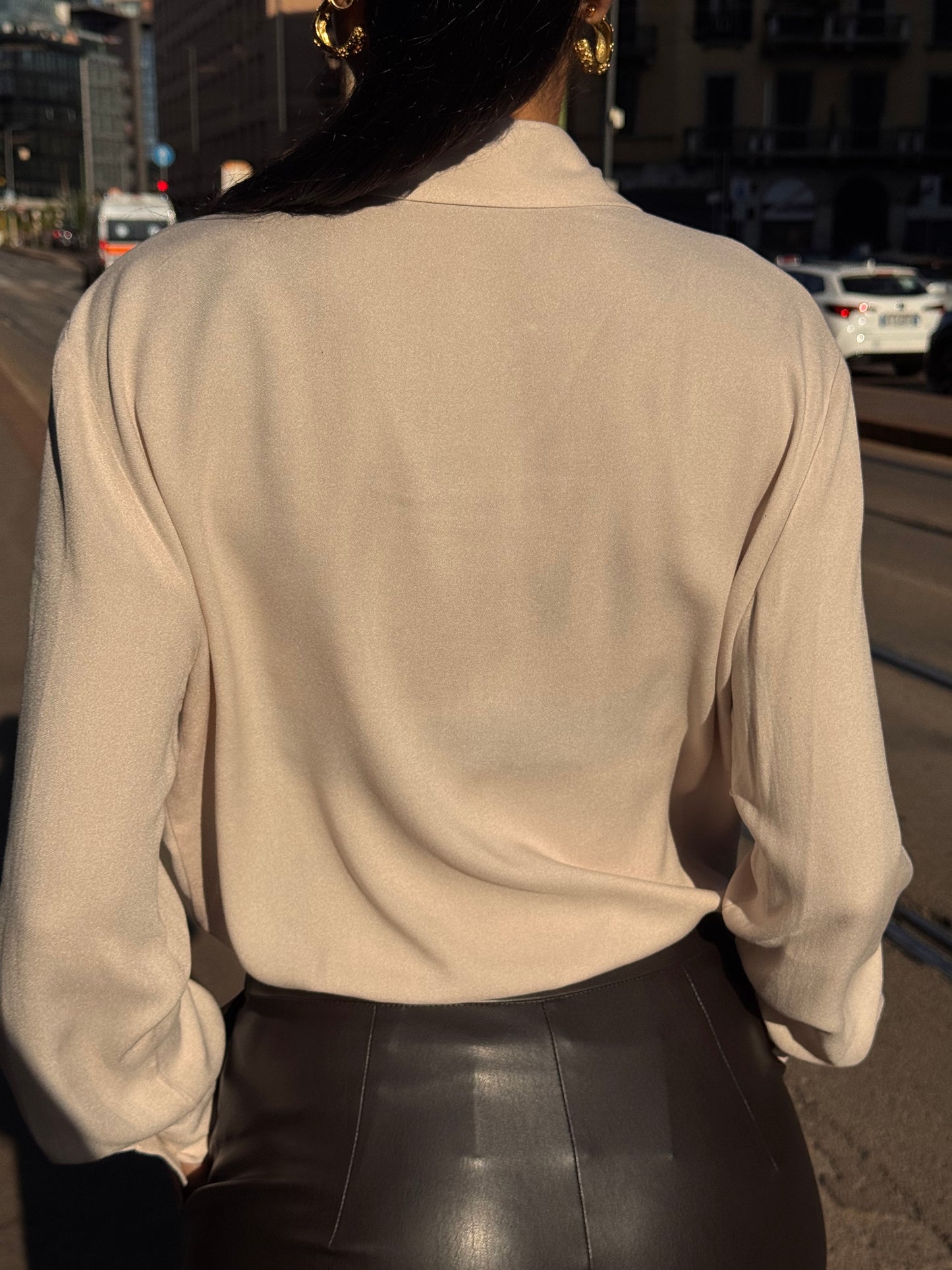 Camicia beige con tasche