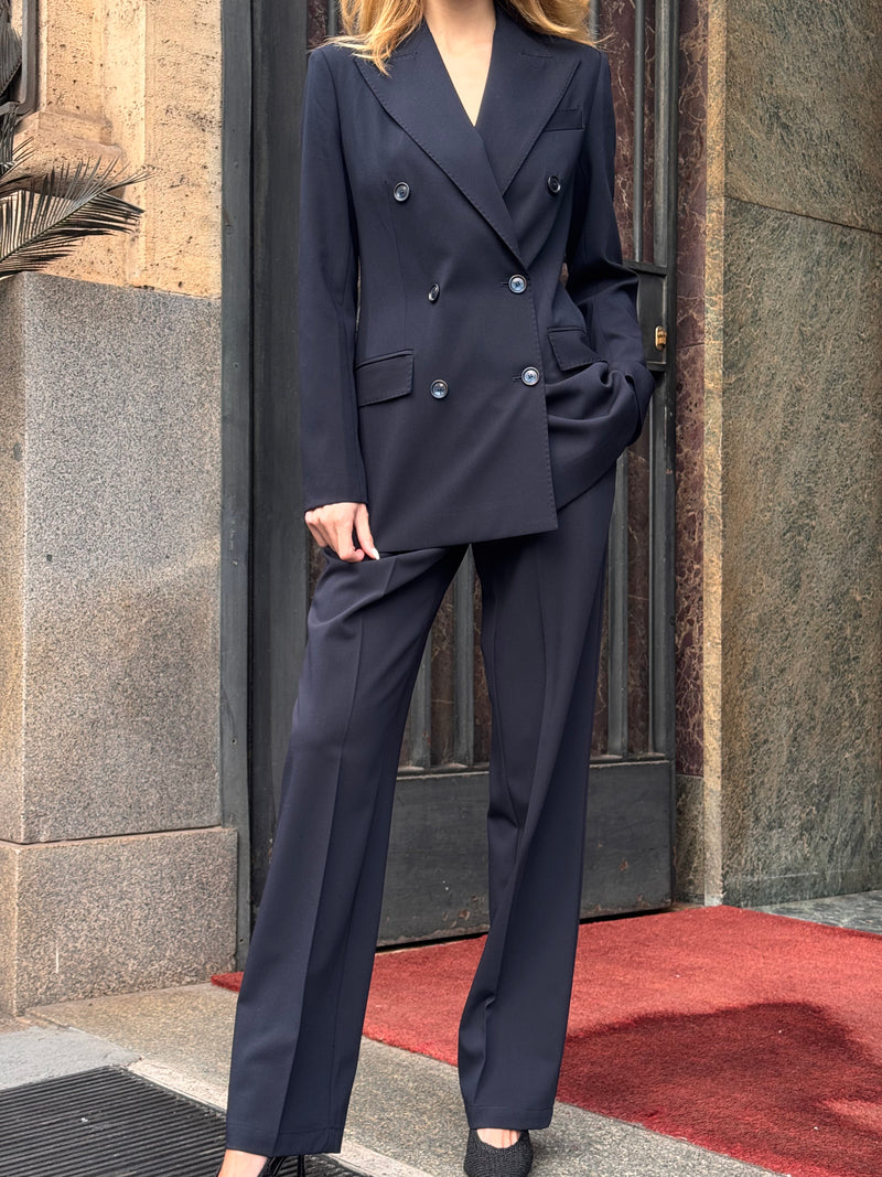 Tailleur blu notte con giacca doppiopetto e pantaloni a zampa