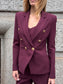 Tailleur melanzana con bottoni dorati e pantalone a zampa