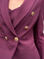 Tailleur melanzana con bottoni dorati e pantalone a zampa