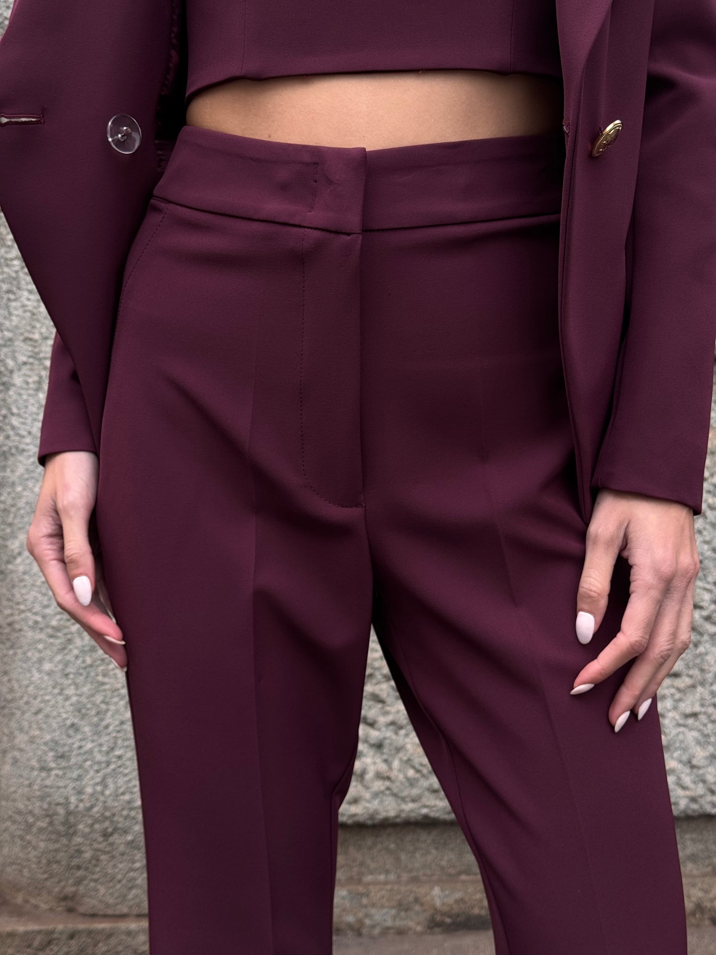 Tailleur melanzana con bottoni dorati e pantalone a zampa