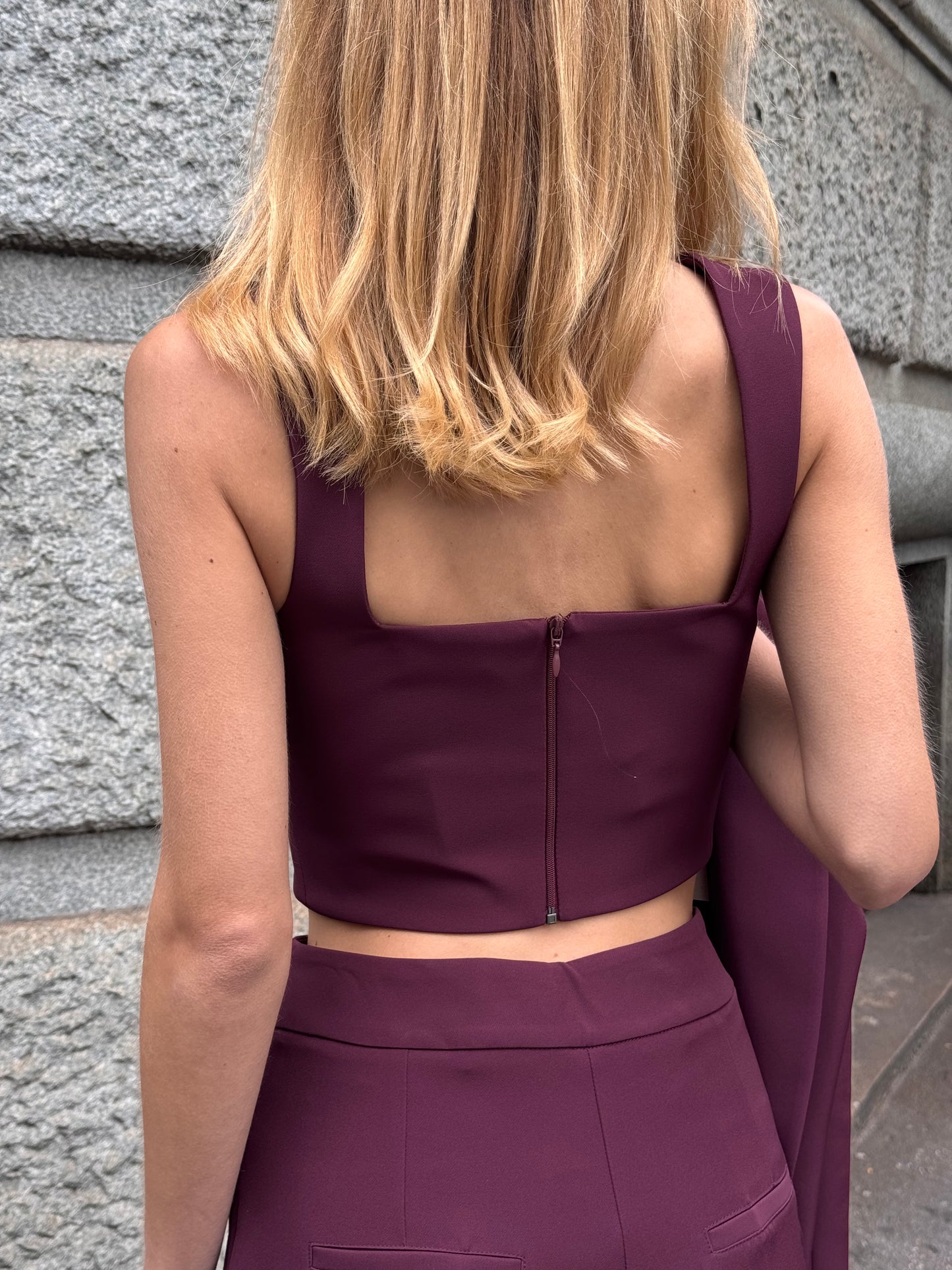 Tailleur melanzana con bottoni dorati e pantalone a zampa