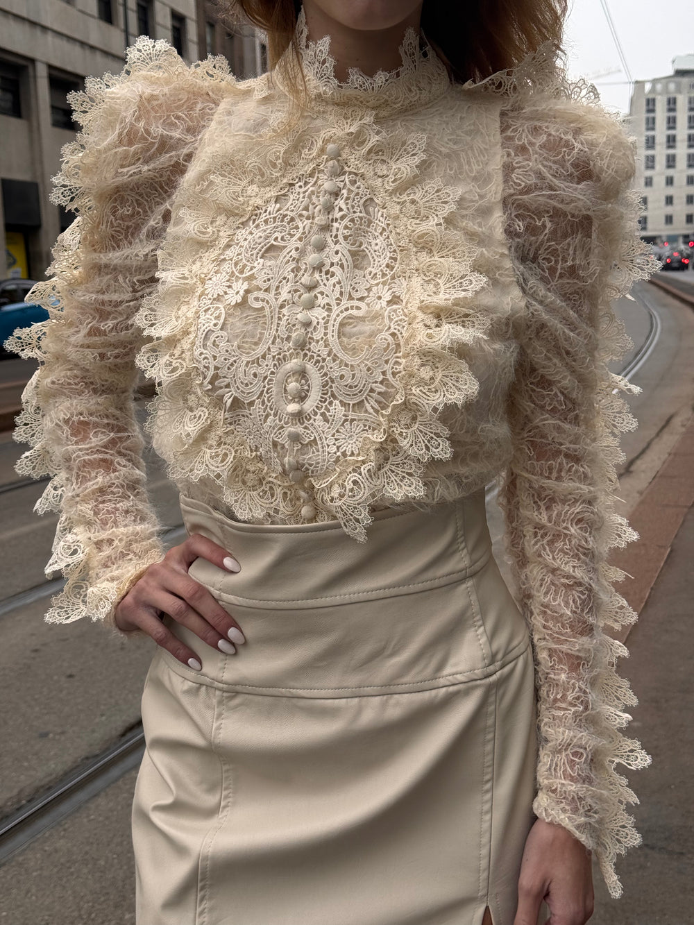 Camicia con pizzo e bottoni rivestiti