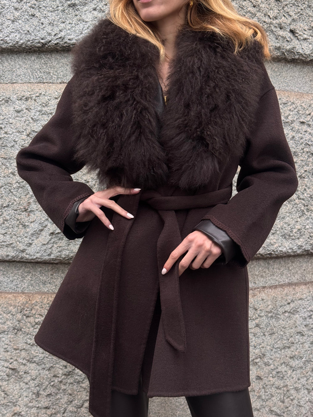 Cappotto marrone con collo in pelliccia rimovibile