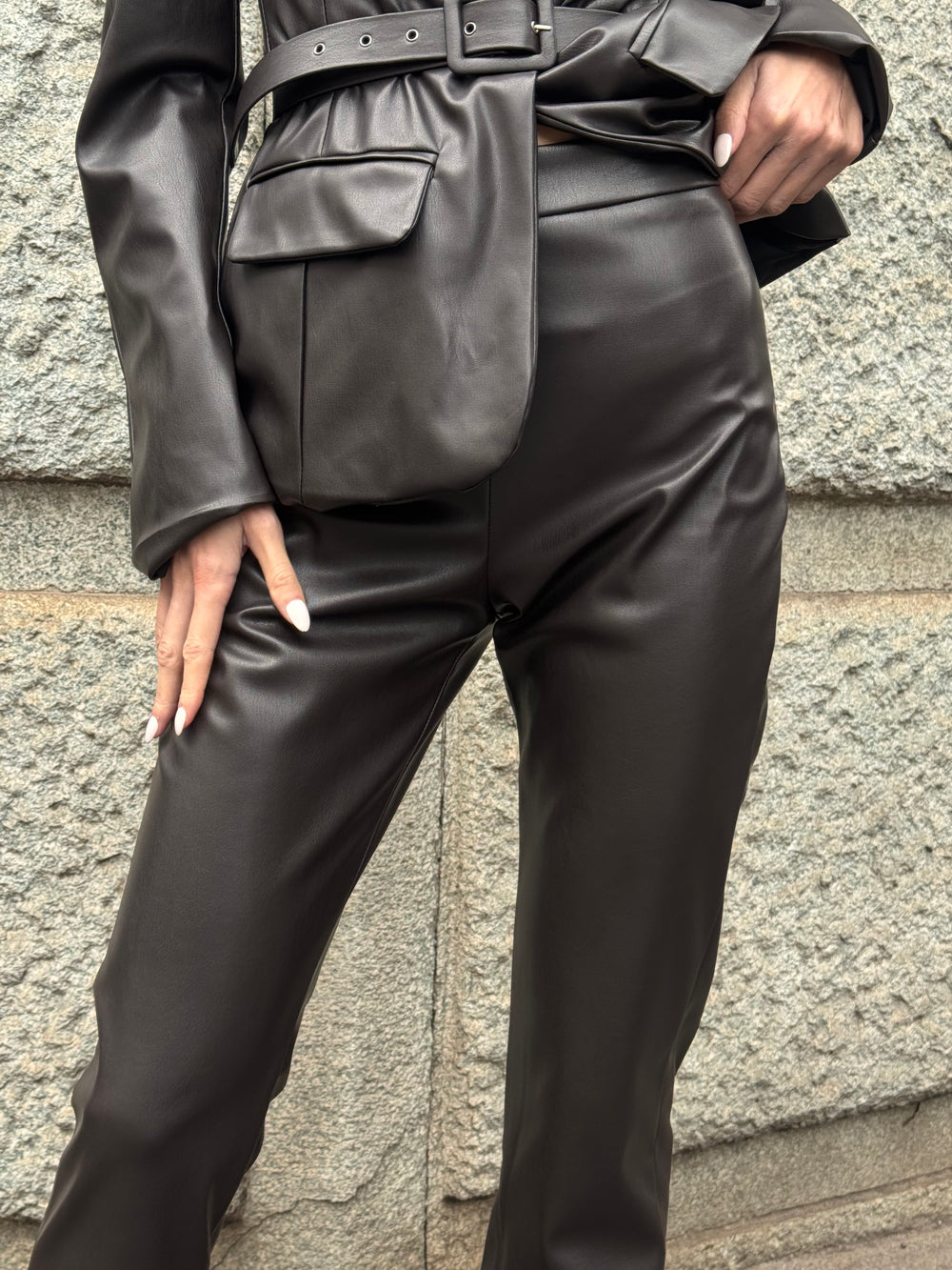 Pantaloni in ecopelle testa di moro con spacchi al fondo