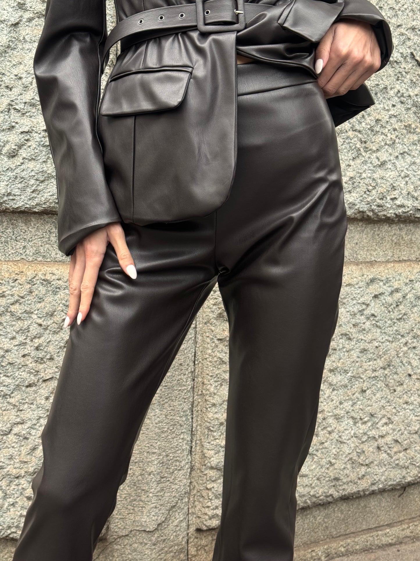 Pantaloni in ecopelle testa di moro con spacchi al fondo