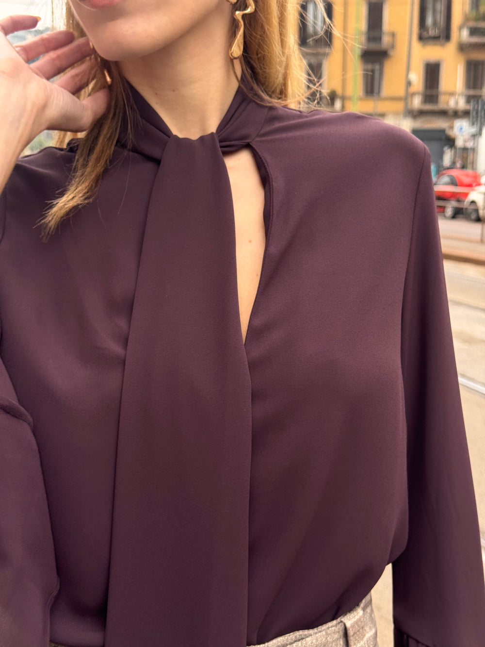Camicia vinaccio con fasce e maniche a campana