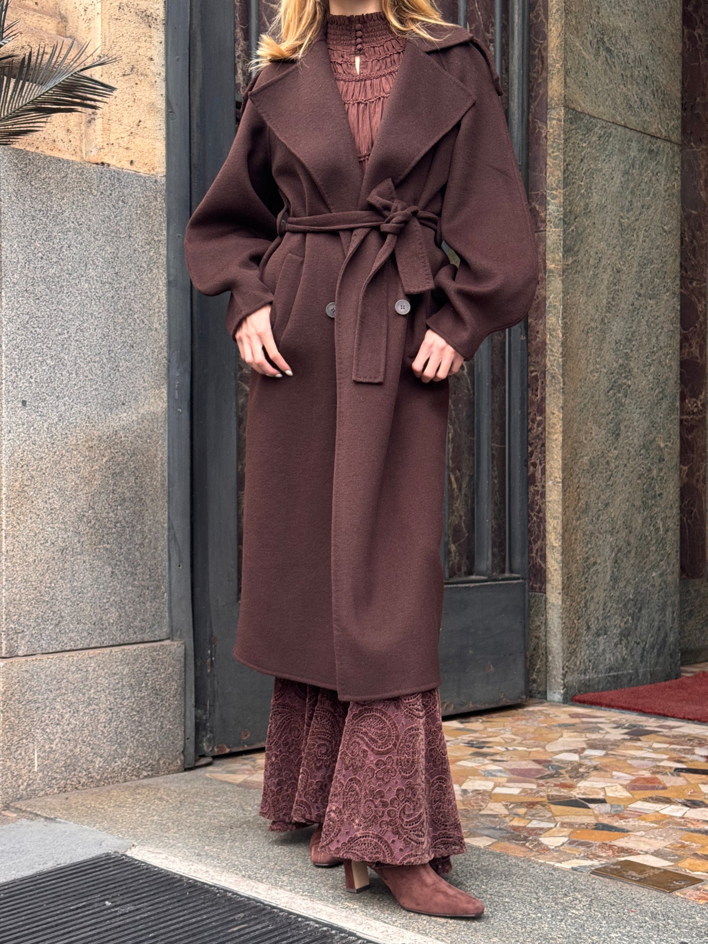 Cappotto con manica a sbuffo e cintura