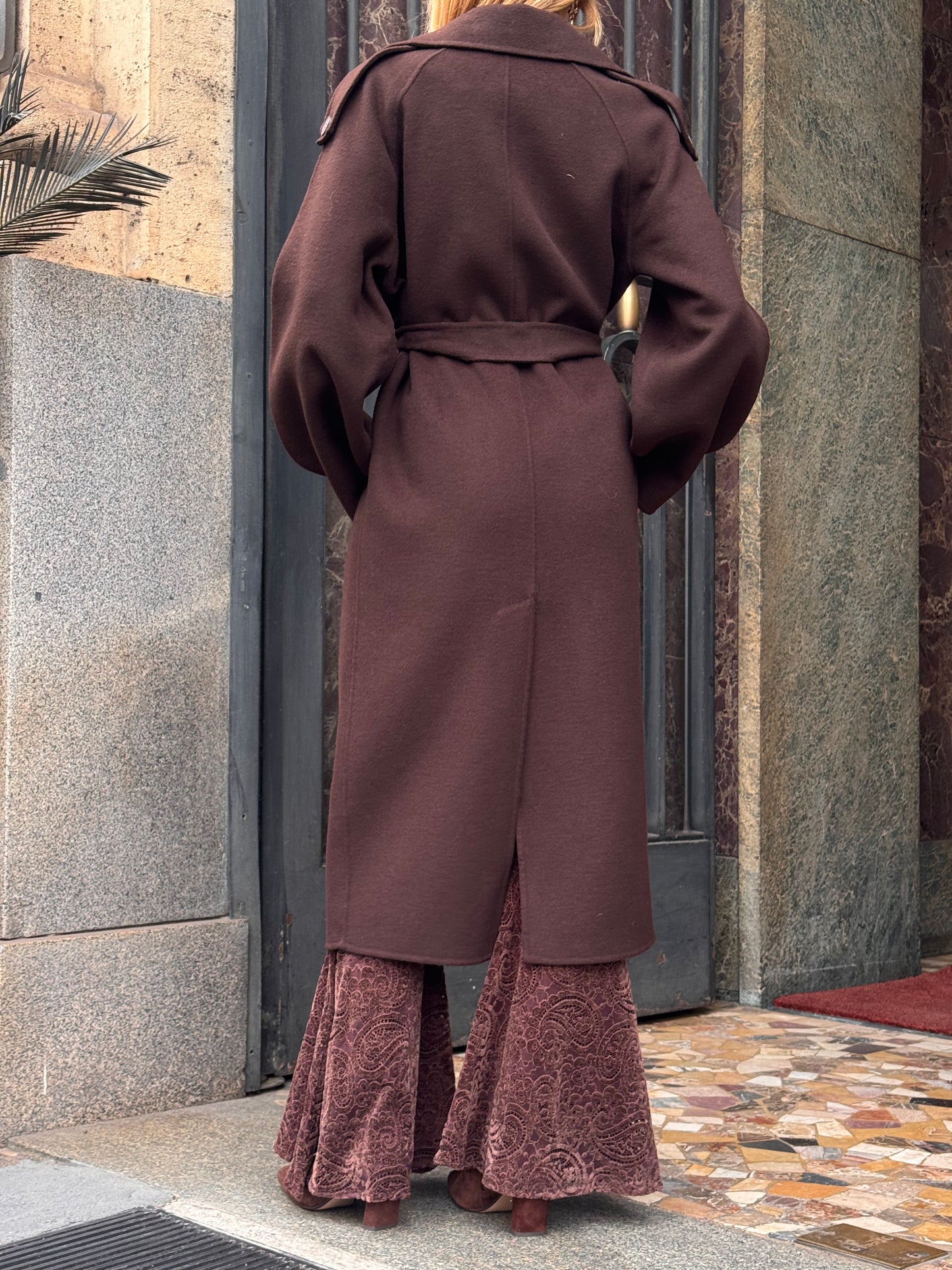 Cappotto con manica a sbuffo e cintura