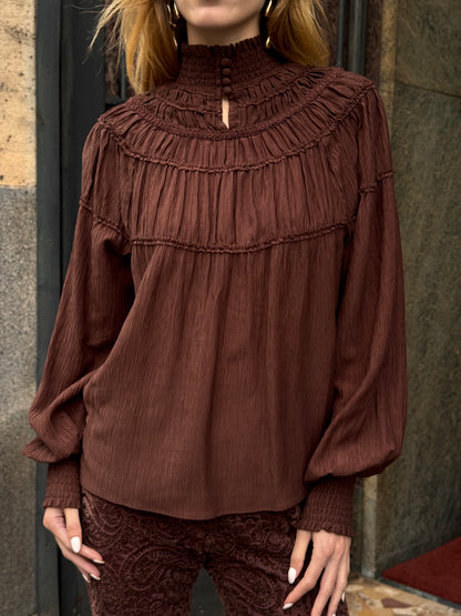 Camicia marrone con collo arricciato
