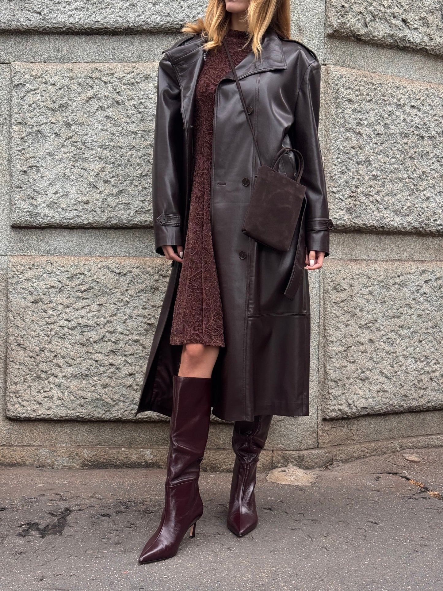 Trench lungo in ecopelle con fibbia