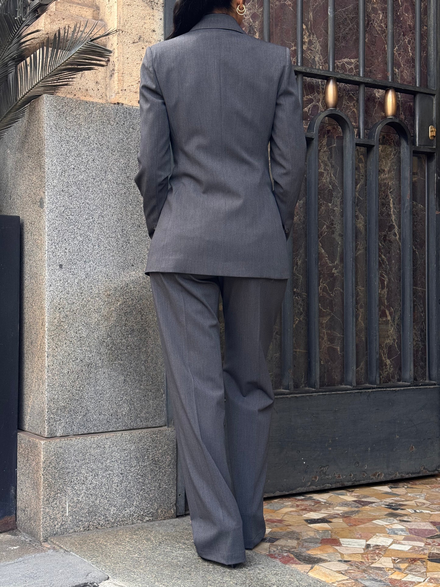 Tailleur grigio melange con giacca doppiopetto e pantaloni dritti