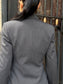 Tailleur grigio melange con giacca doppiopetto e pantaloni dritti