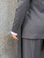 Tailleur grigio melange con giacca doppiopetto e pantaloni dritti