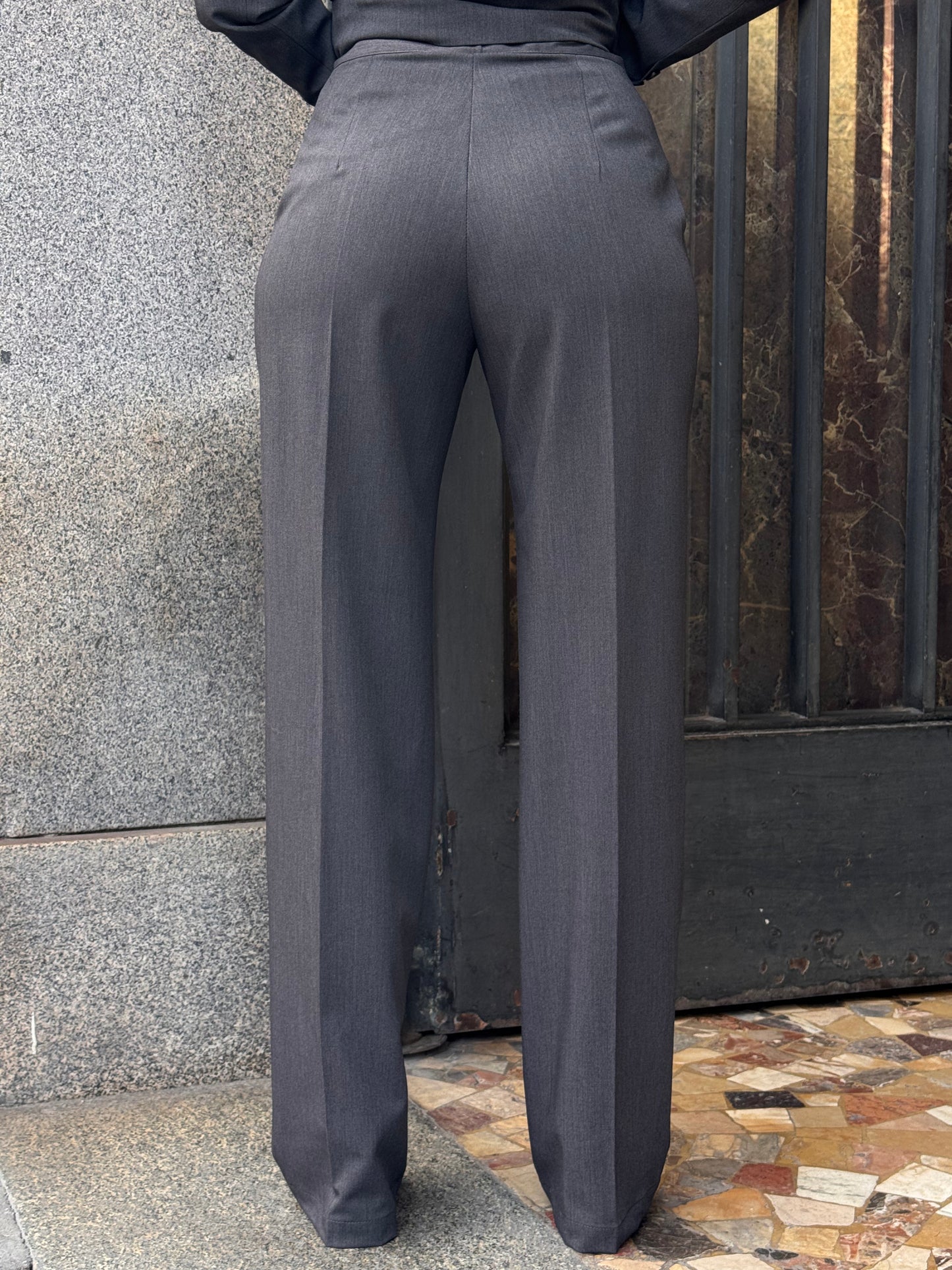 Tailleur grigio melange con giacca doppiopetto e pantaloni dritti