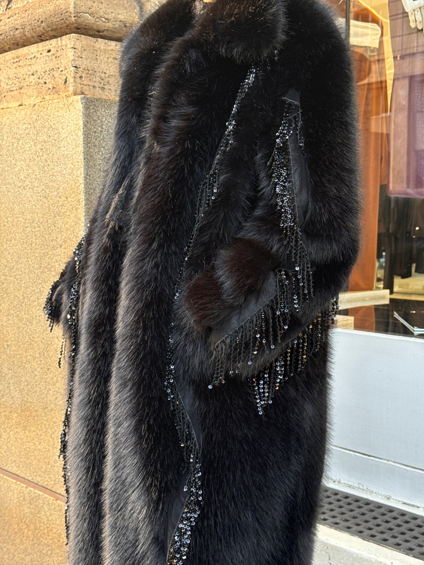 Pelliccia nera lunga con frange di paillettes