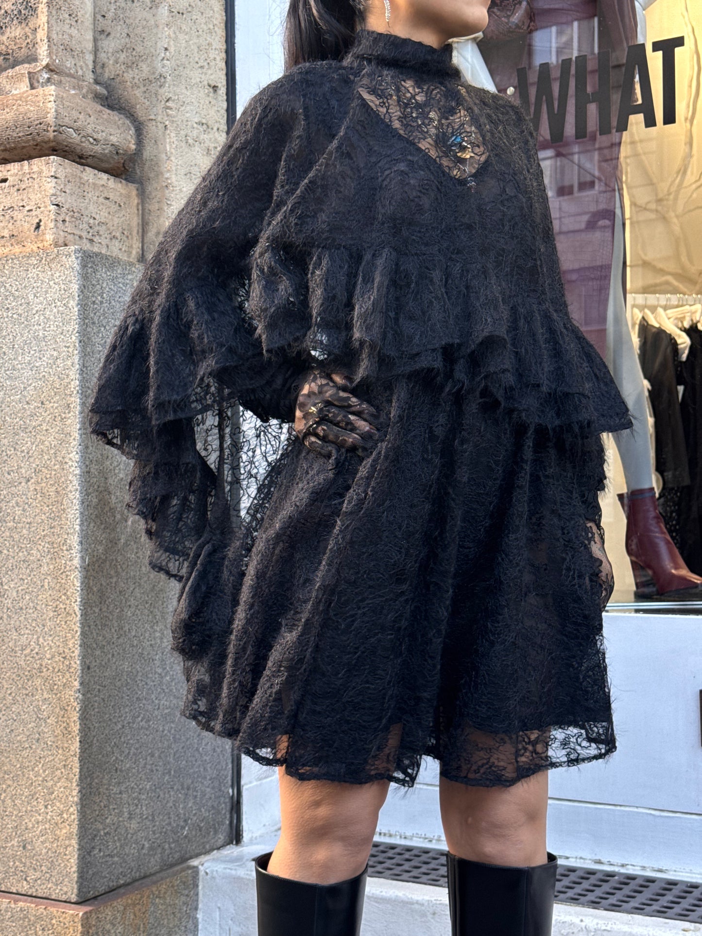 Vestito in pizzo con mantella e collo alto