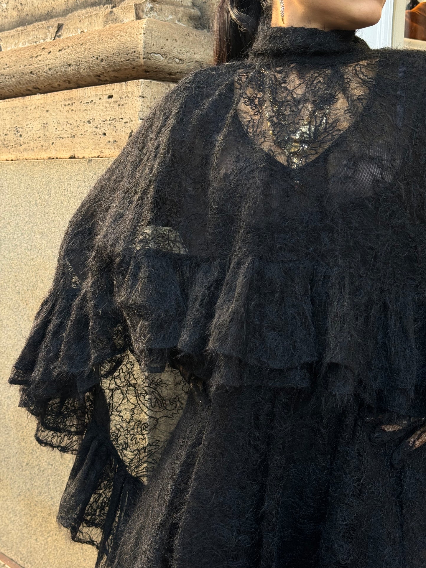 Vestito in pizzo con mantella e collo alto