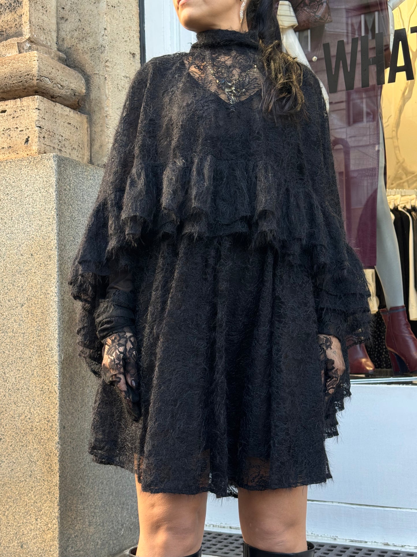 Vestito in pizzo con mantella e collo alto