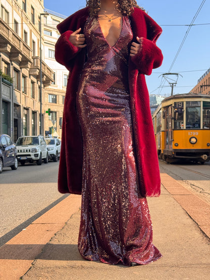 Abito lungo bordeaux in paillettes con scollo profondo