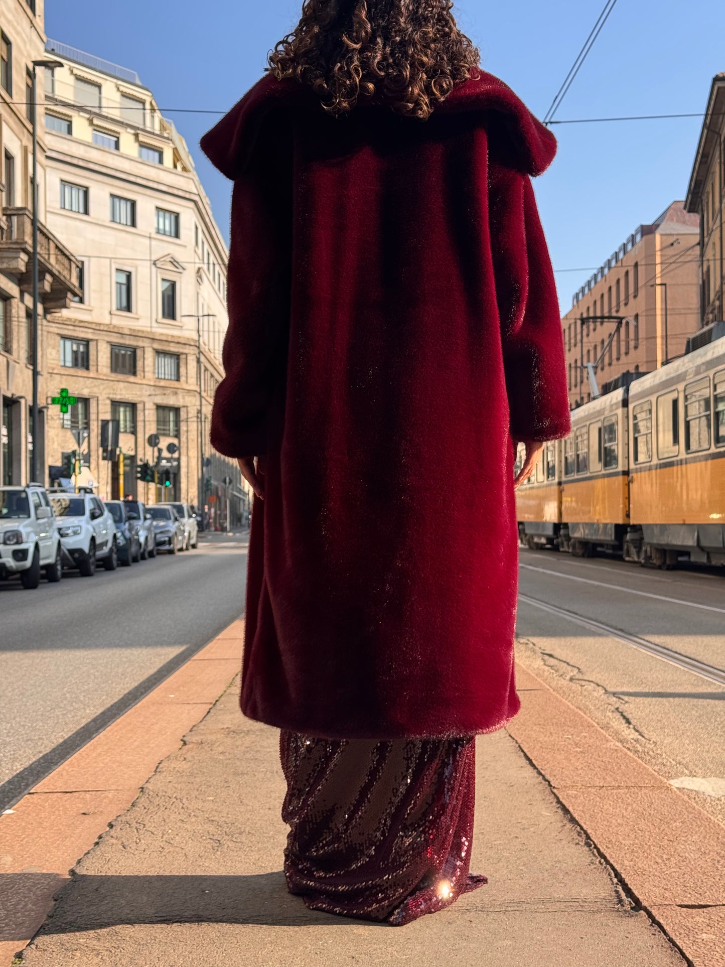 Pelliccia bordeaux lunga con maxi collo