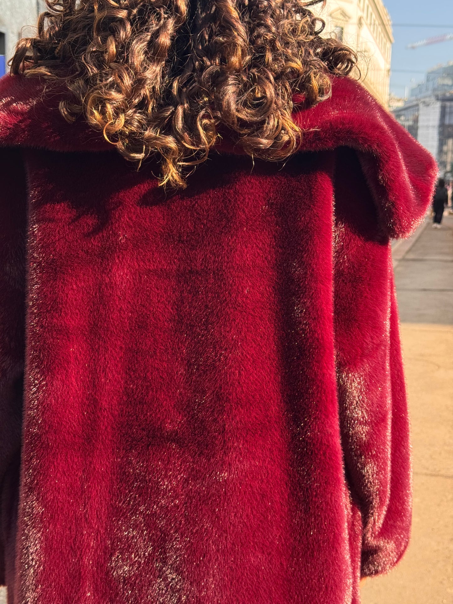 Pelliccia bordeaux lunga con maxi collo