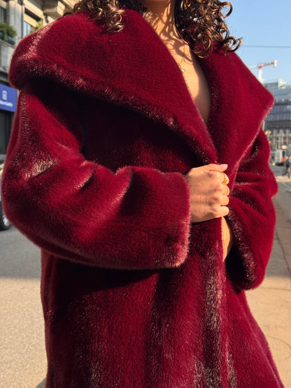 Pelliccia bordeaux lunga con maxi collo