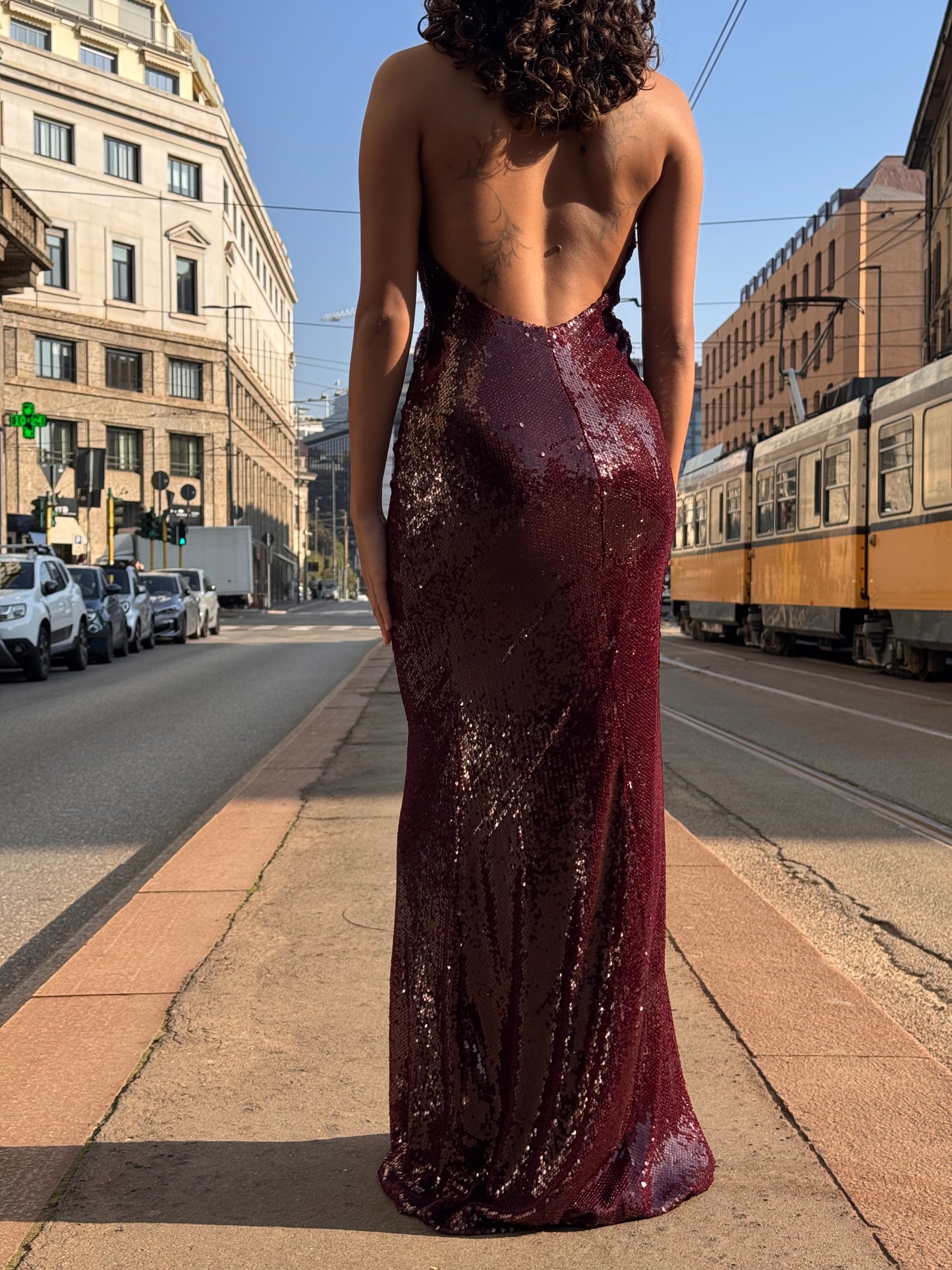 Abito lungo bordeaux in paillettes con scollo profondo