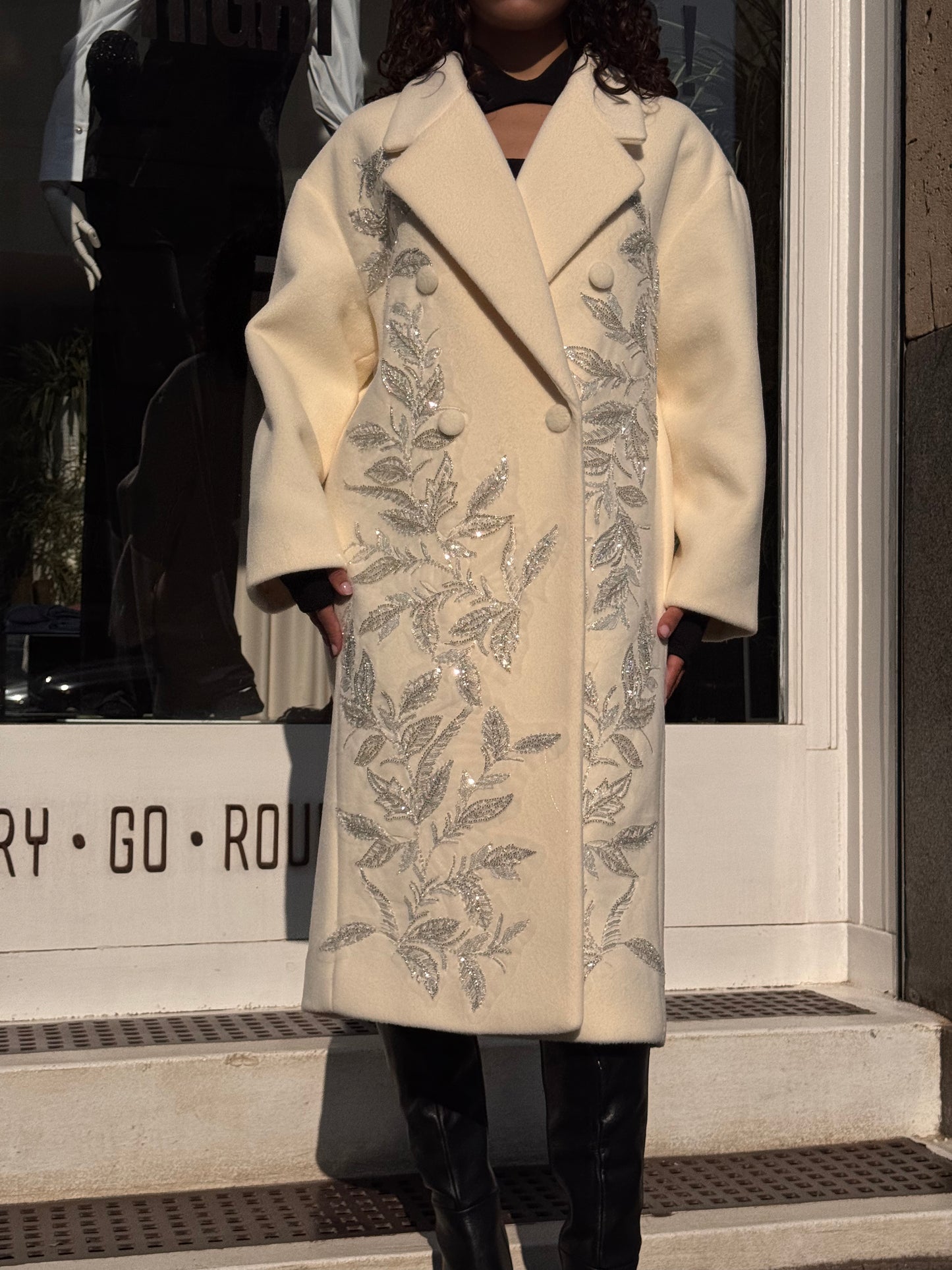 Cappotto doppiopetto con ricami di perline