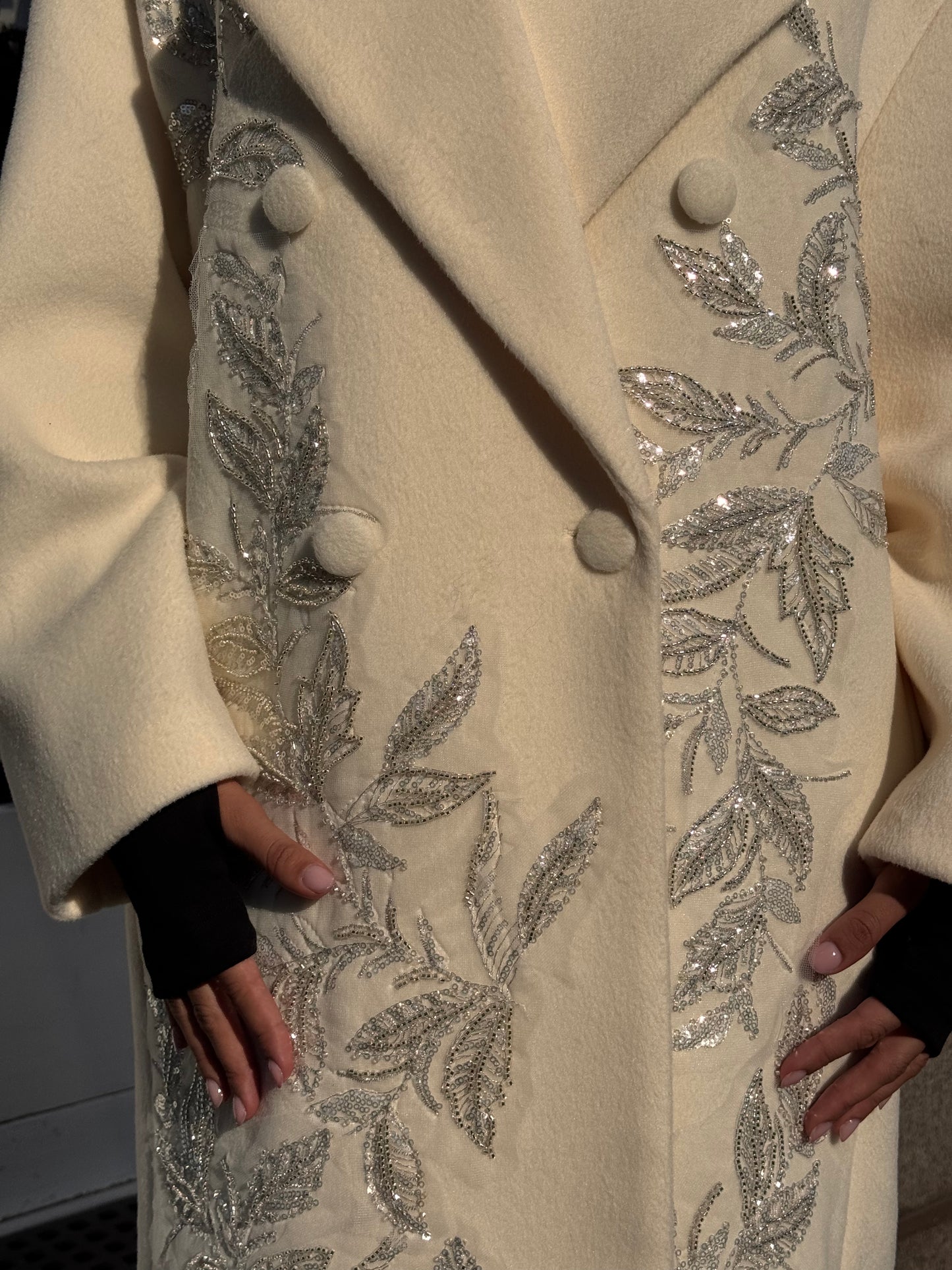 Cappotto doppiopetto con ricami di perline