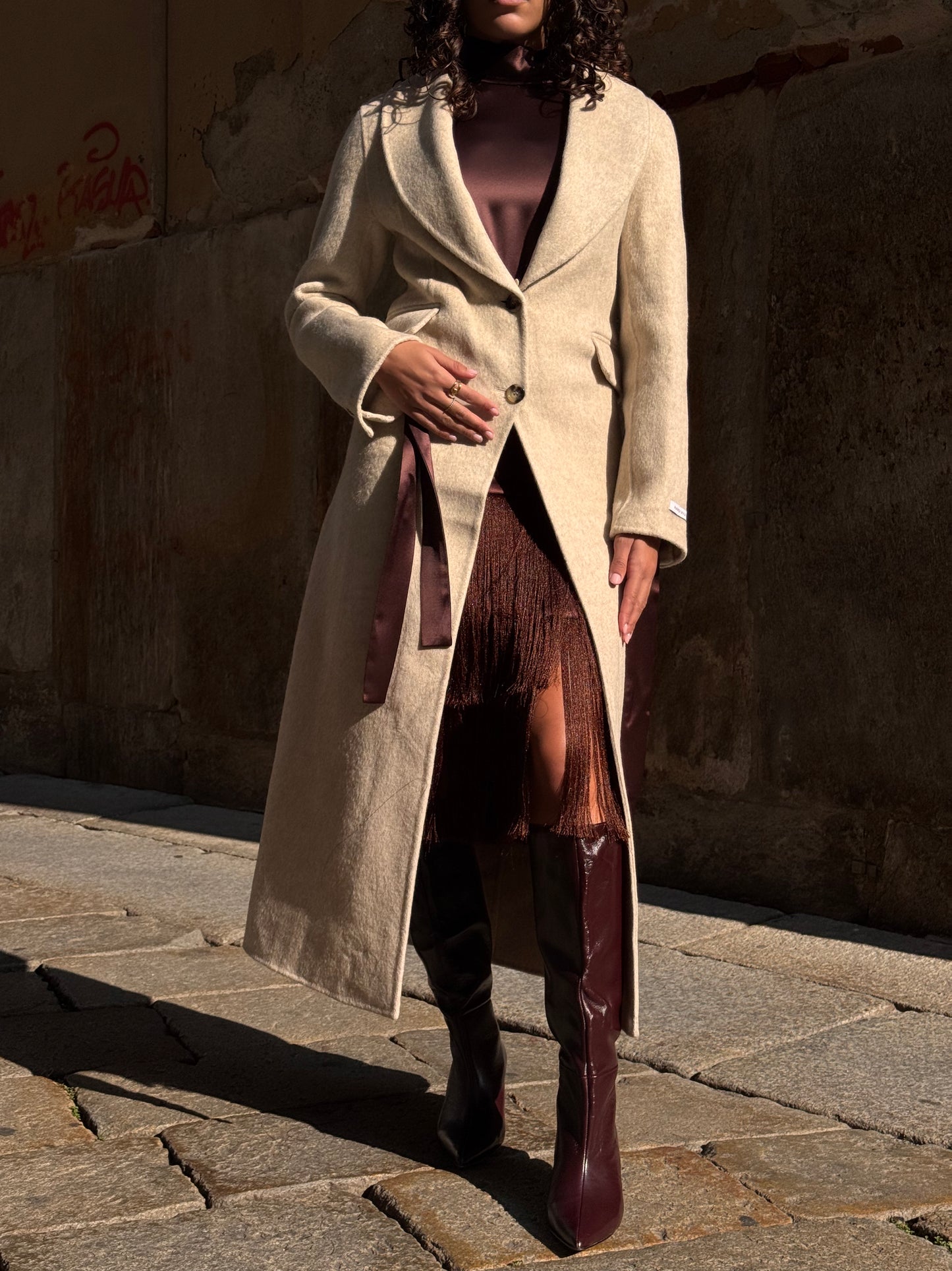 Cappotto beige lungo con collo in pelliccia rimovibile