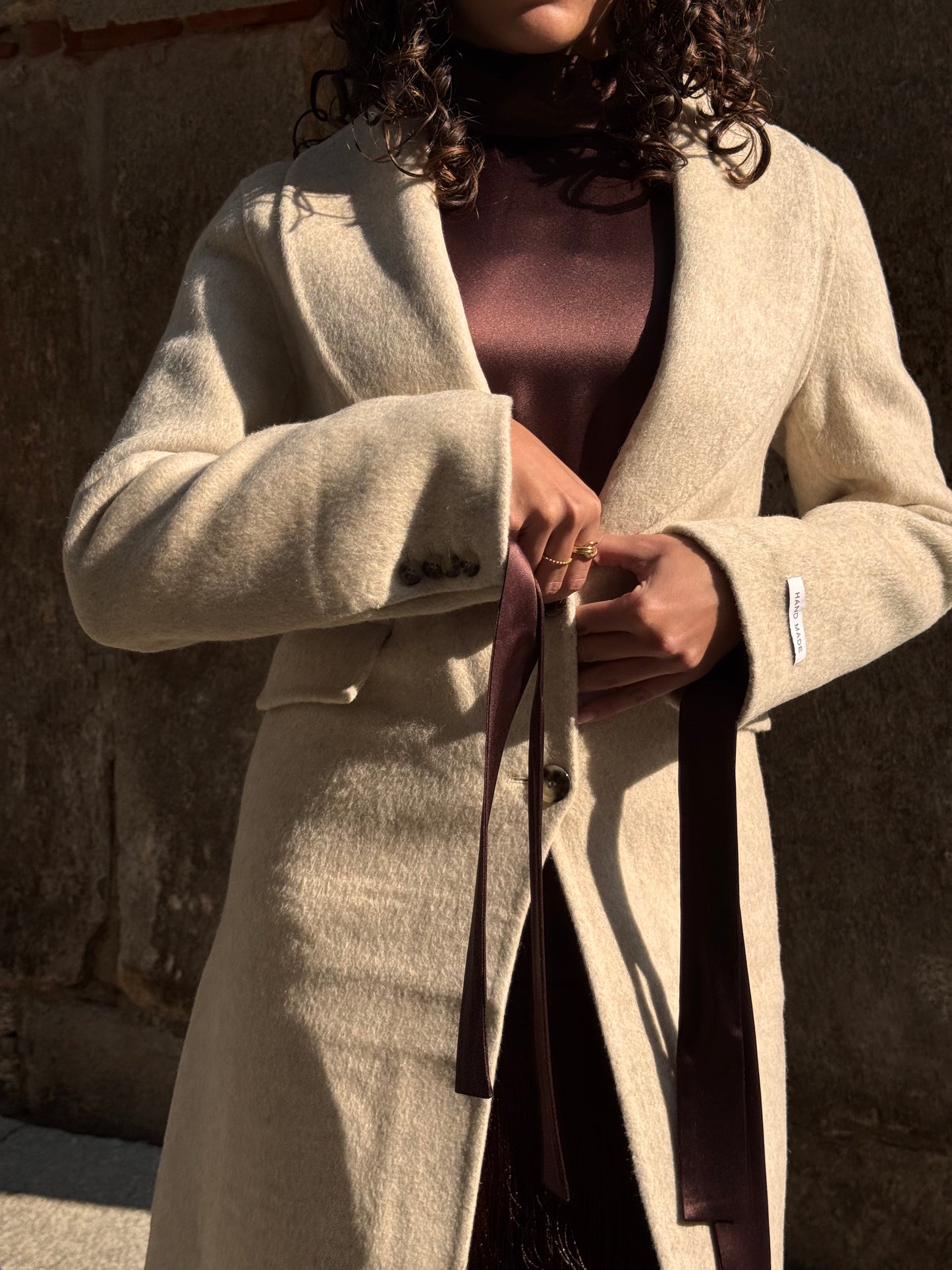 Cappotto beige lungo con collo in pelliccia rimovibile