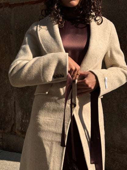 Cappotto beige lungo con collo in pelliccia rimovibile