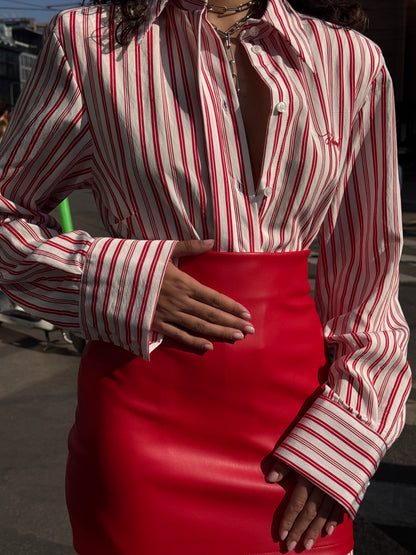 Camicia a righe con cravatta e spalline imbottite