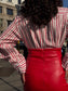 Camicia a righe con cravatta e spalline imbottite