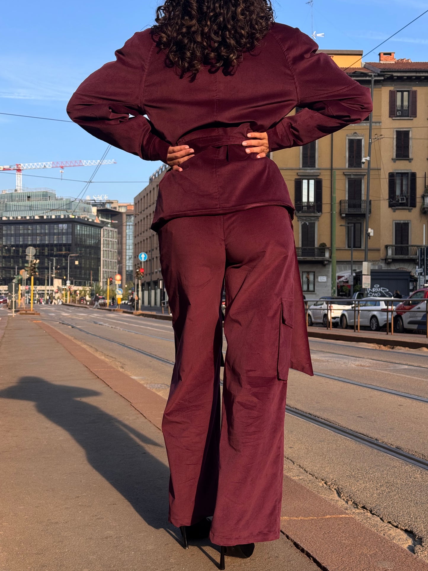Pantaloni cargo bordeaux effetto camoscio