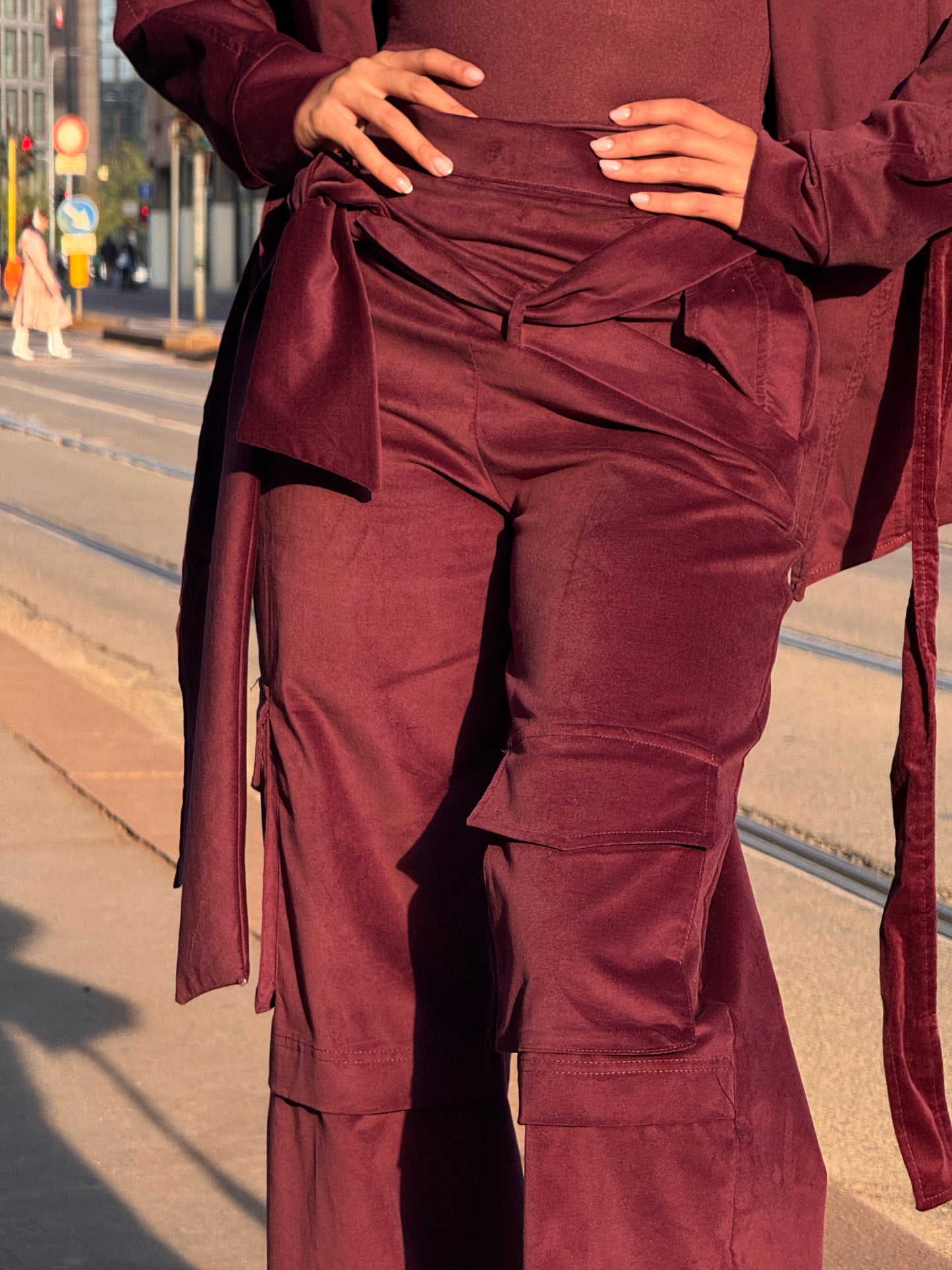Pantaloni cargo bordeaux effetto camoscio