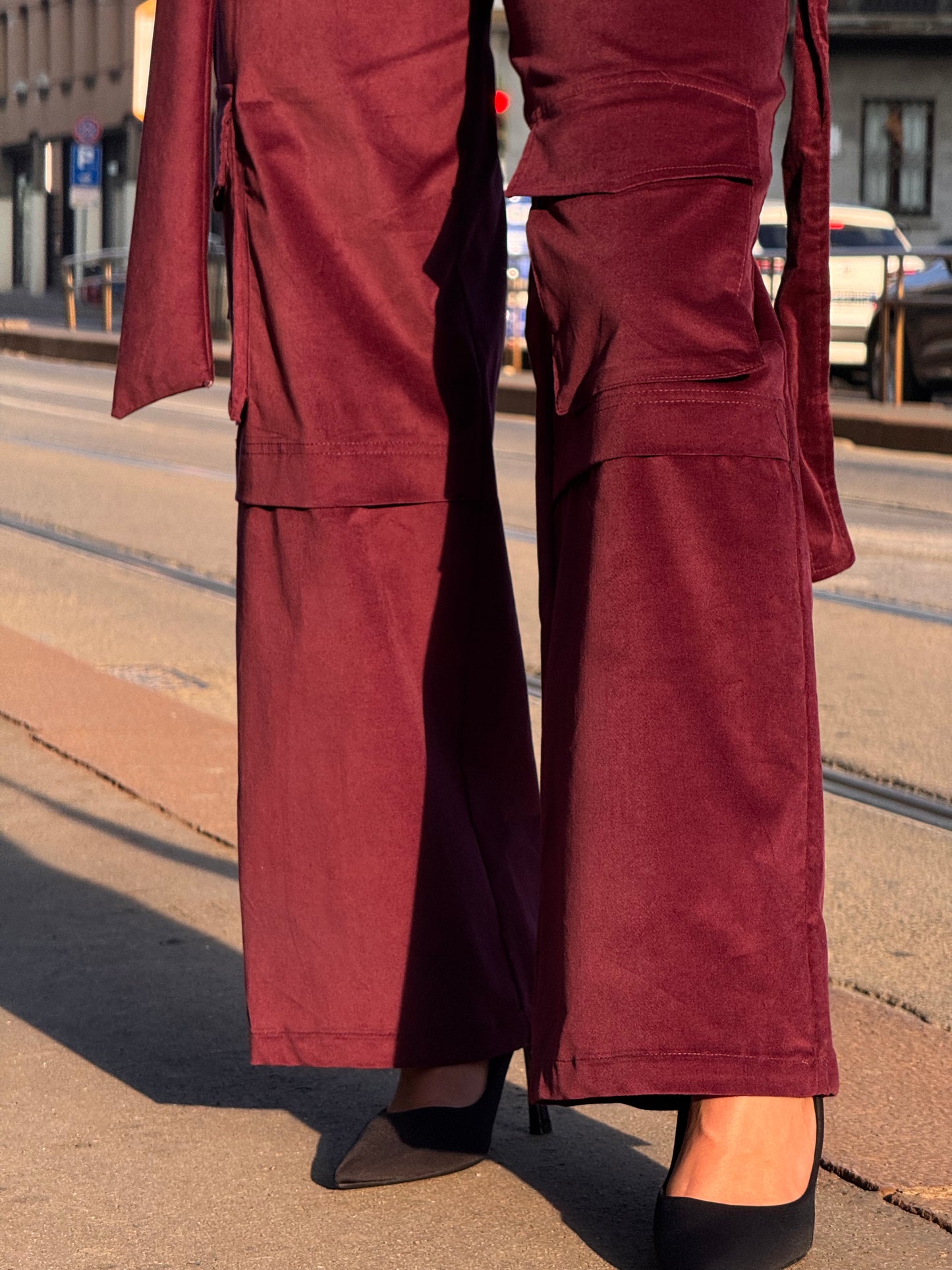 Pantaloni cargo bordeaux effetto camoscio