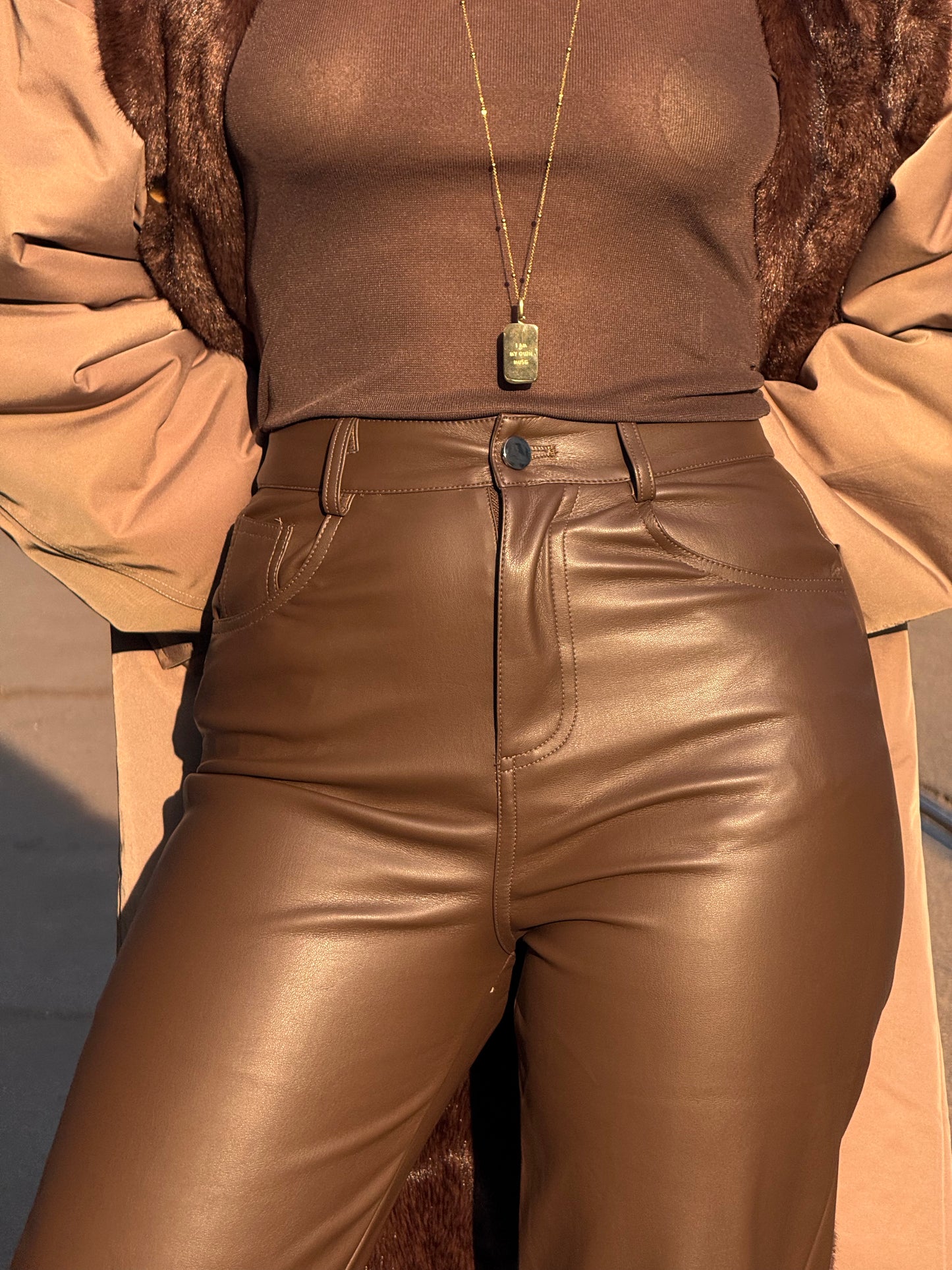 Pantalone in ecopelle con cucitura al ginocchio