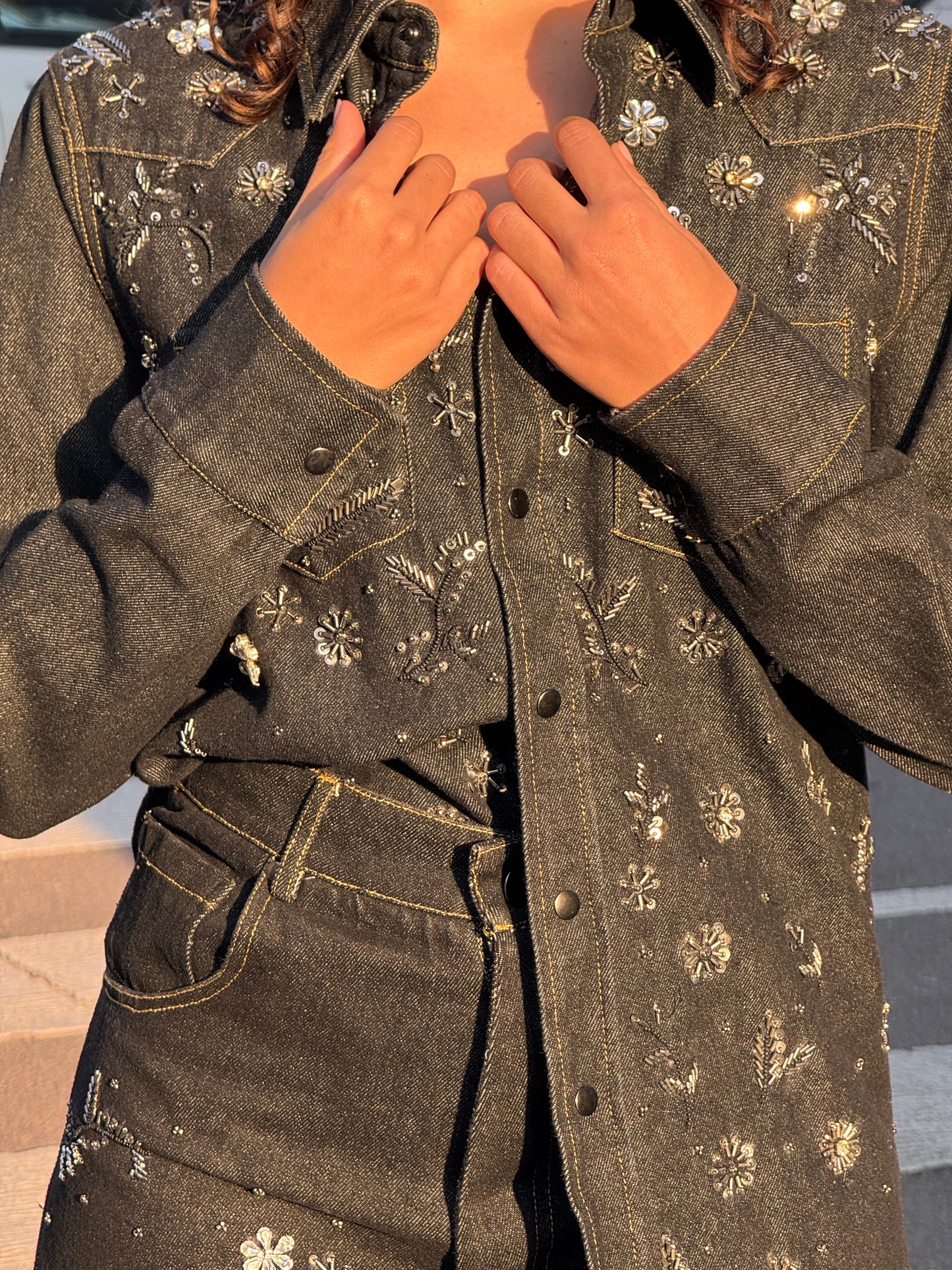 Camicia in denim con applicazioni floreali