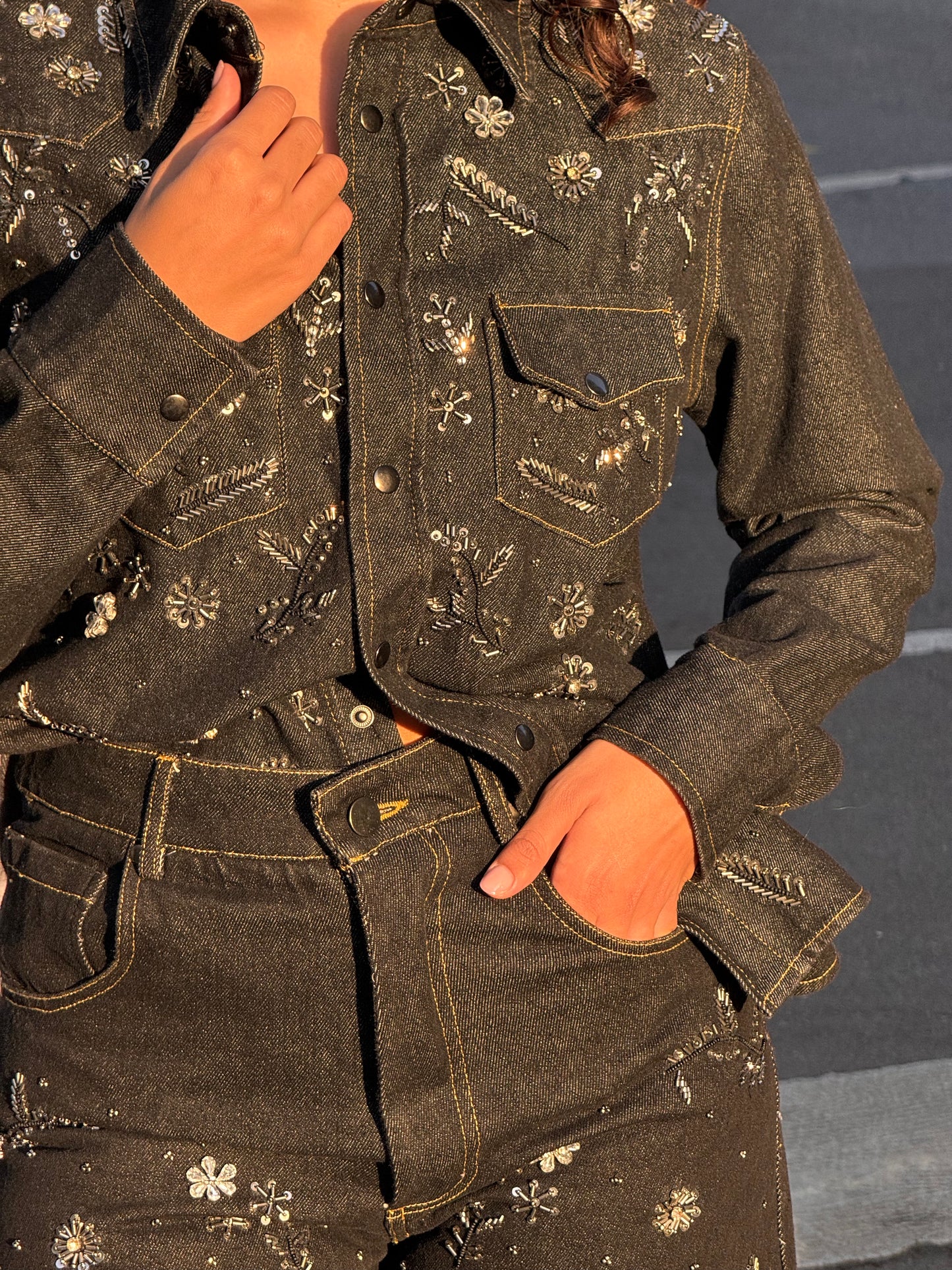 Camicia in denim con applicazioni floreali
