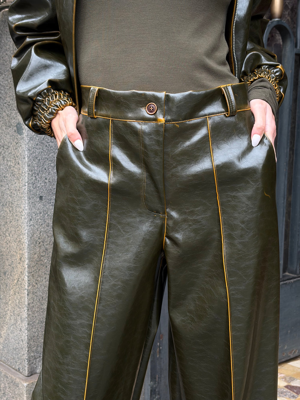 Pantaloni verde oliva effetto pelle con bordi sfumati