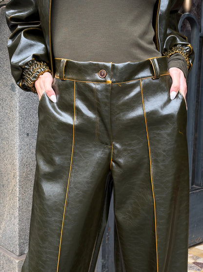 Pantaloni verde oliva effetto pelle con bordi sfumati