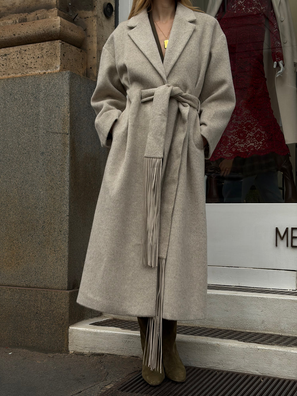 Cappotto con cintura e frange